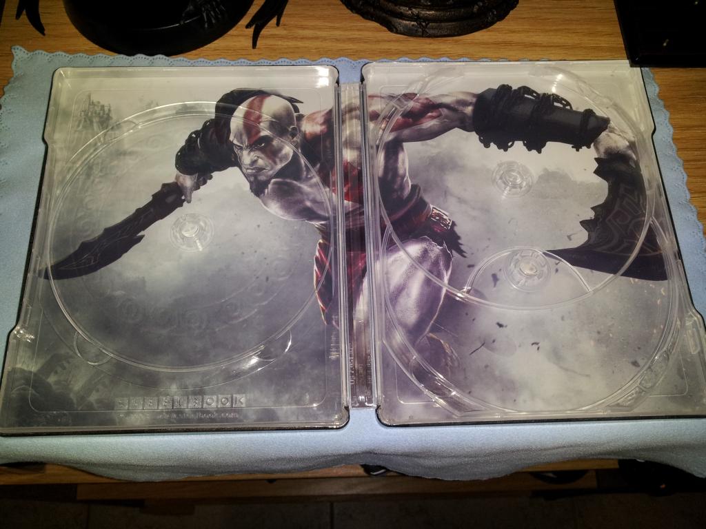 GOW Omega Steelbook Inside.jpg