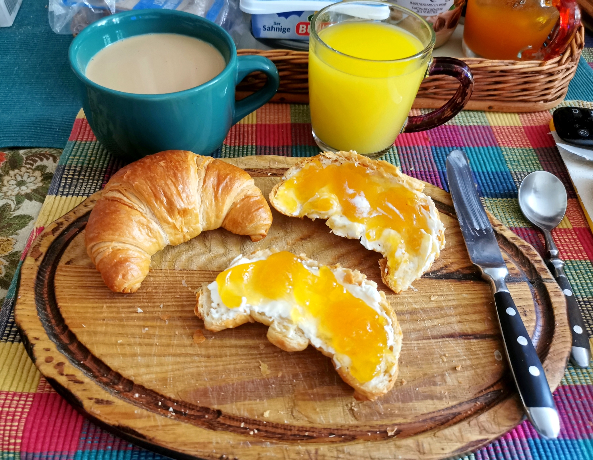 CroissantsMitPfirsichMaracujaGeleeNeu.jpg