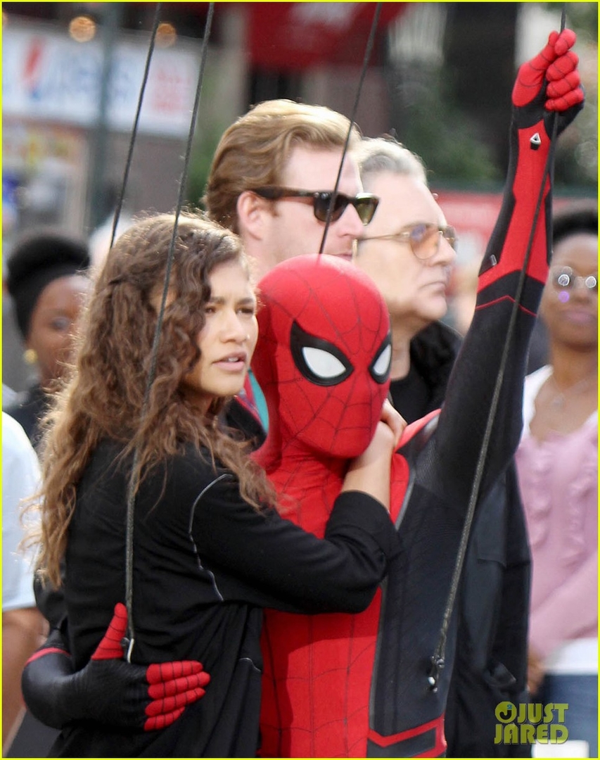 tom-holland-dons-spider-man-far-from-home-costume-while-filming-with-zendaya-in-nyc211.jpg