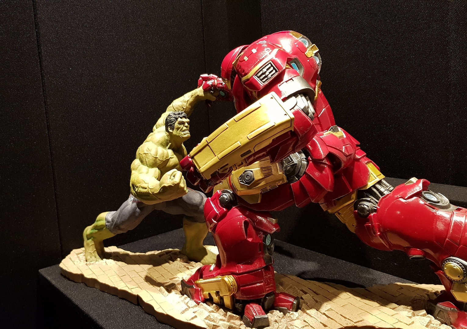 hulk_vs_hulkbuster.jpg