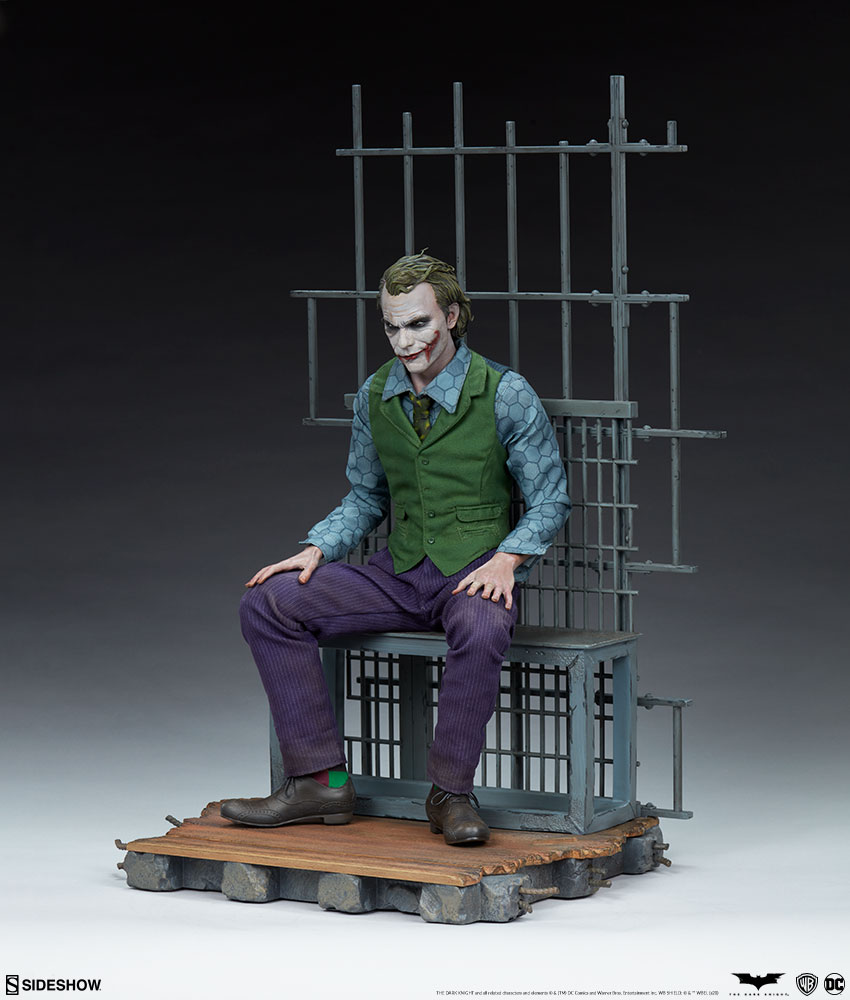 The-Joker-Premium-Format-Figure-DC-Comics-Batman-Collectbiles-2.jpg