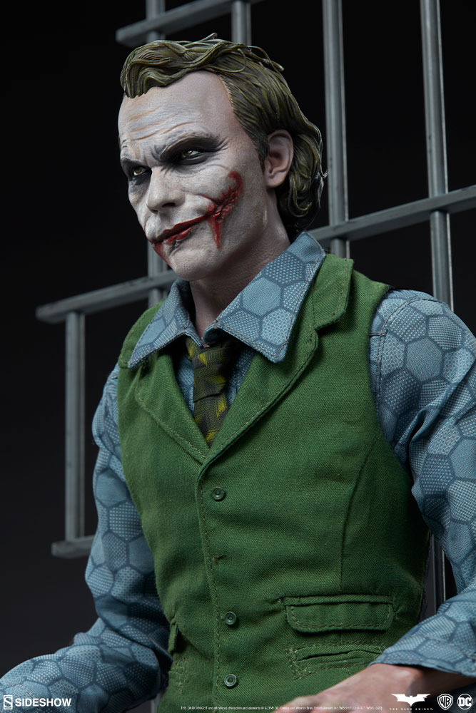 The-Joker-Premium-Format-Figure-DC-Comics-Batman-Collectbiles-10.jpg