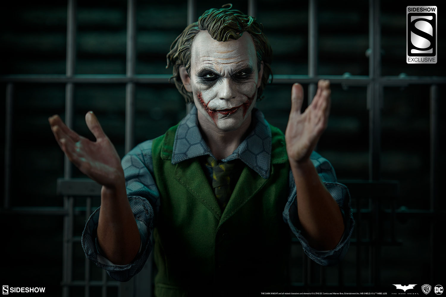 The-Joker-Premium-Format-Figure-DC-Comics-Batman-Collectbiles-Exclusive-2.jpg