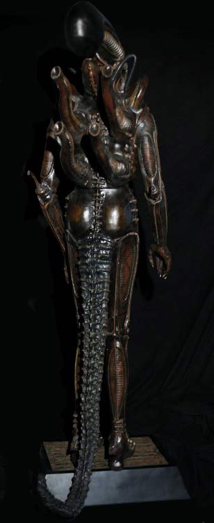 Alien-Statue Pic 2.jpg