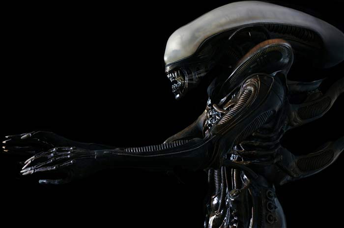 Alien-Statue Pic 3.jpg