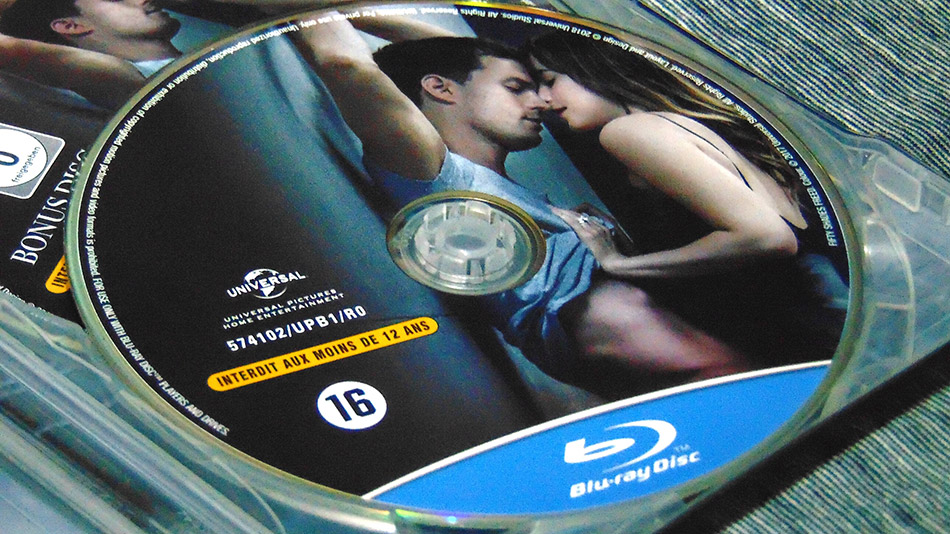 fotografias-del-steelbook-de-cincuenta-sombras-mas-oscuras-en-blu-ray-original_7.jpg