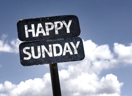 55816939-happy-sunday-auf-schild-mit-wolken-und-himmel-im-hintergrund.jpg