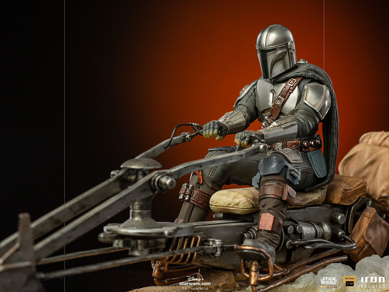 the-mandalorian-on-speederbike-deluxe_star-wars_gallery_6116da5ca4567.jpg