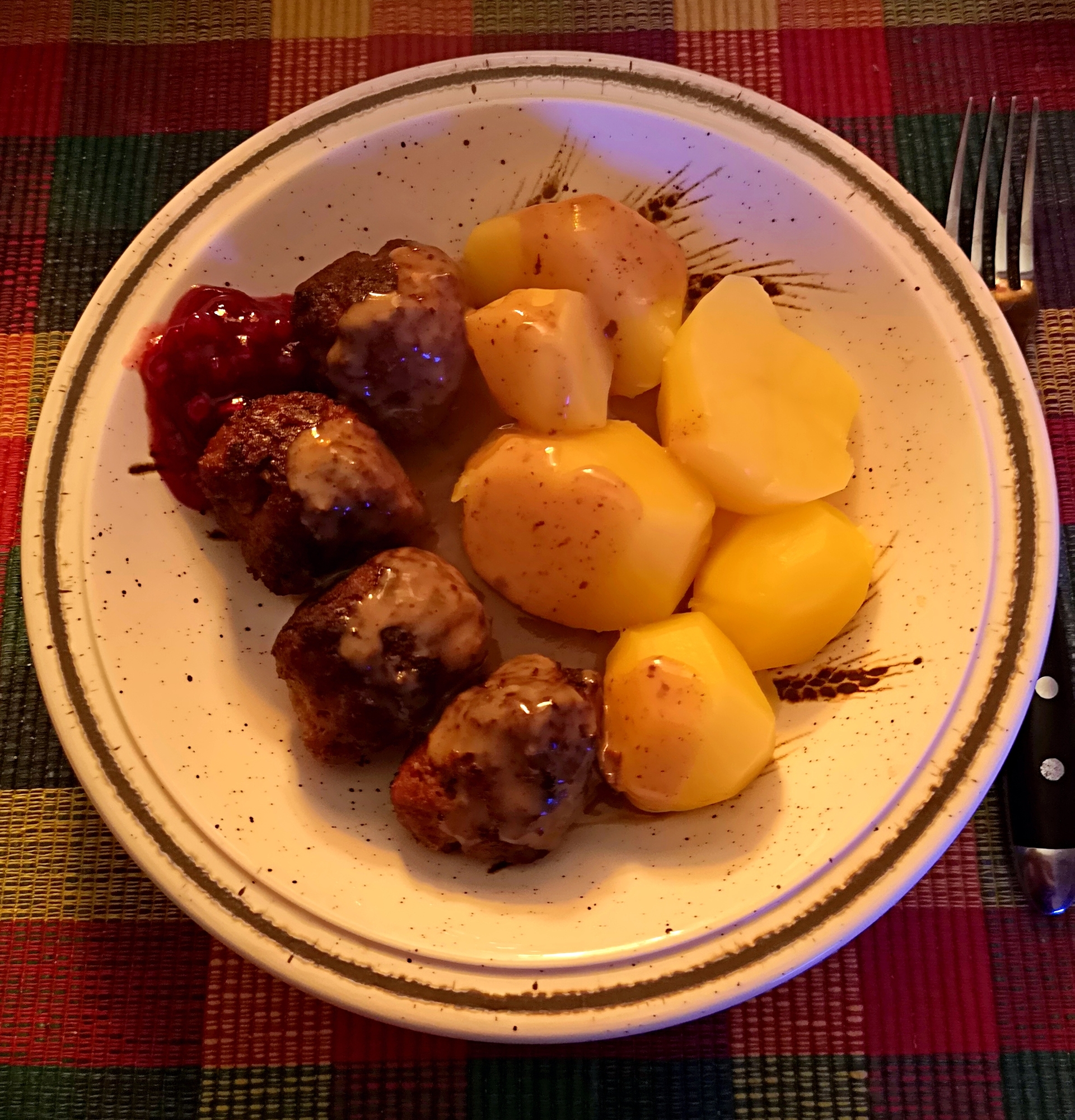 Köttbullar_mit_KartoffelnOK.jpg