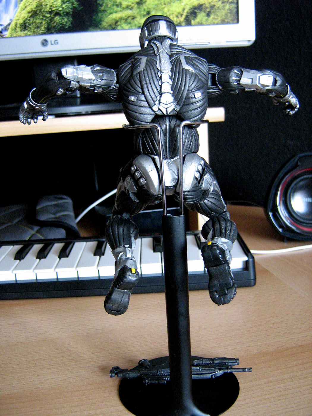 s_nanosuit2_neca.jpg