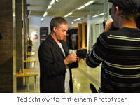 Ted Schilowitz mit einem Prototypen