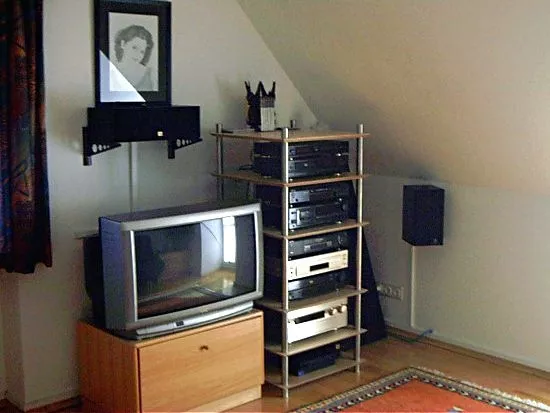 Fernseher und Hifi Rack