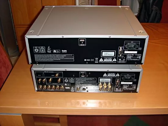 Vergleich Rückseite Denon DVD-2500 BT oben und DVD-3800BD unten