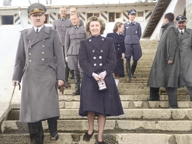 Der_Nazi_Clan_Hitlers_Hofstaat_01.jpg