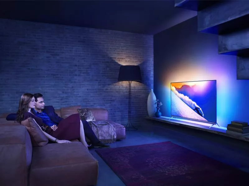 Fy15_LS_TV_9600_LR_3-4-view_Couple_RGB.webp