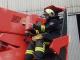 Eine Friteuse fängt Feuer und setzt alles in Brand