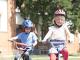 Casper und Emma fahren Fahrrad